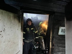 Появились фото с места пожара в Южно-Сахалинске, где пострадал человек