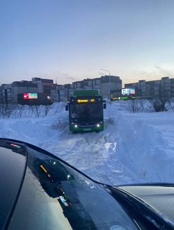 «40 минут не могли попасть домой»: автобус перегородил путь водителям в Новотроицком 
