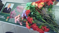 Память о погибшем ефрейторе в Херсонской области увековечили «Партой героя» в Охе
