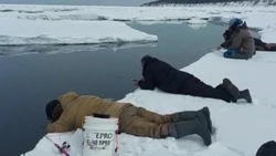 «Бегите, глупцы»: островитяне рыбачат у разлома припая на юге Сахалина. Видеофакт