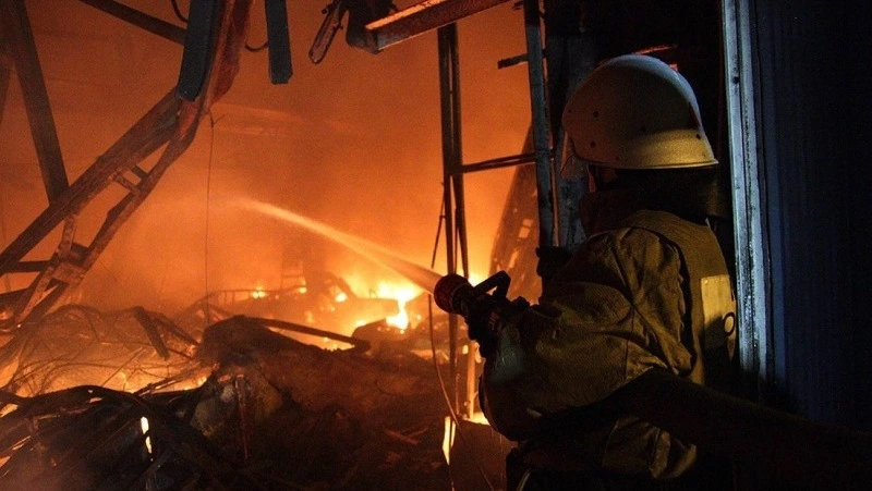  Огонь охватил бесхозное строение в Холмске вечером 18 декабря