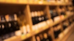 Пивной магазин в Южно-Сахалинске уличили в незаконной продаже виски и водки