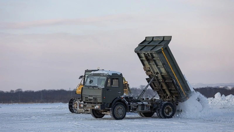 Почти 6 тысяч самосвалов снега вывезли на полигон службы Южно-Сахалинска в праздники
