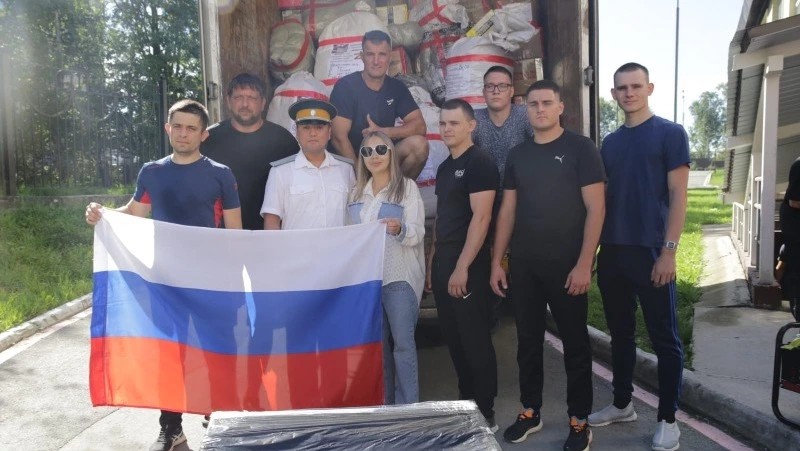 Сахалинцы отправили больше 700 посылок участникам СВО в День Госфлага РФ