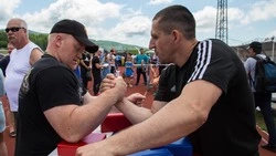 Курильские армрестлеры не могут защищать честь Сахалина. Их не пускают на турнир