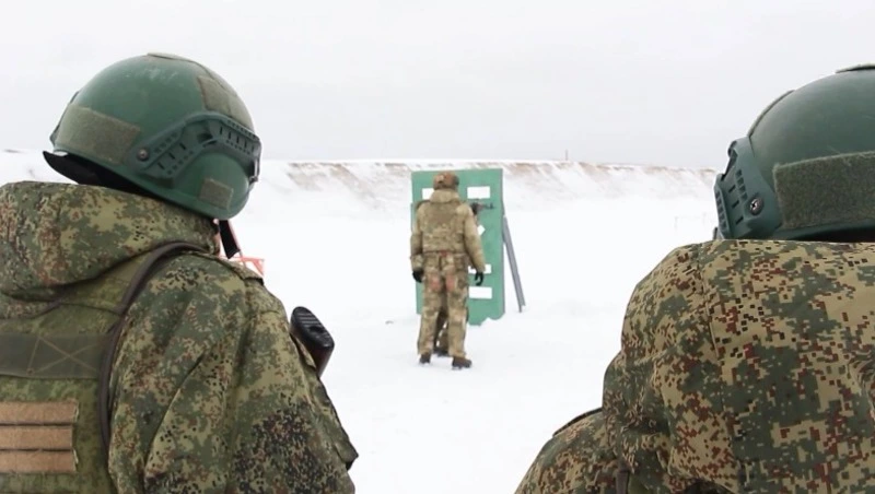 Сахалинские военнослужащие осваивают навыки тактической стрельбы на полигоне в Троицком
