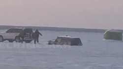 Водитель Mitsubishi Pajero провалился под лед в Охинском районе
