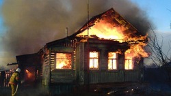 Горящий заброшенный дом в Южно-Сахалинске тушили 13 пожарных на трех единицах спецтехники