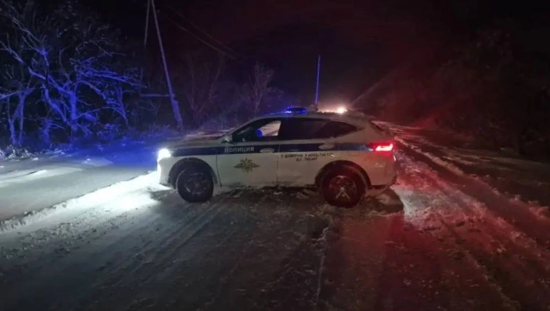 Еще три участка трасс на Сахалине полностью перекрыли из-за циклона