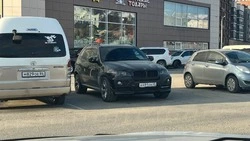 Автохам на черной BMW занял сразу два места для инвалидов на парковке в Южно-Сахалинске 