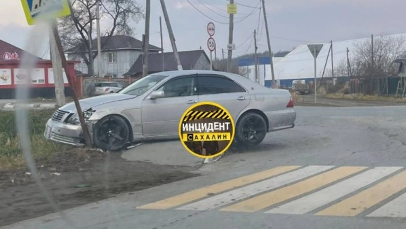 «Обнимемся?»: Водитель на Toyota Crown снес знак в Анивском районе 