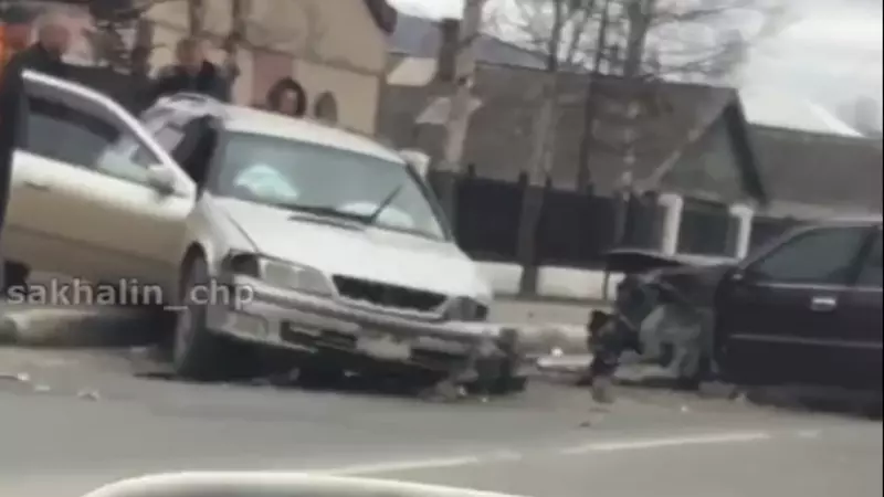 «Выехал на встречку»: два автомобиля столкнулись в Южно-Сахалинске