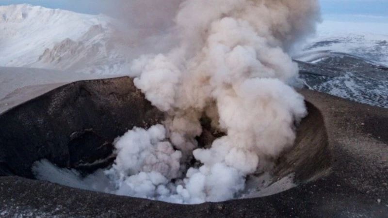 Известный гид опубликовала кадры извергающегося вулкана Эбеко на Парамушире