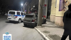Молодой водитель без прав пострадал в результате наезда на столб в Холмске