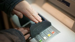 На Сахалине женщина нашла кредитную карту с пин-кодом и украла с нее крупную сумму денег