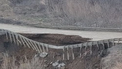 Прокуратура проверит факт обрушения дороги в Томаринском районе 