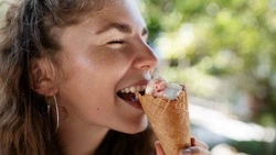 Стоит ли себе отказывать? Диетолог рассказала о пользе и вреде мороженого