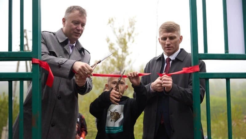 В Синегорске торжественно открыли обновленную баскетбольную площадку