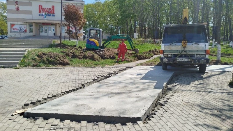 В центре Долинска начали благоустройство площади Ленина