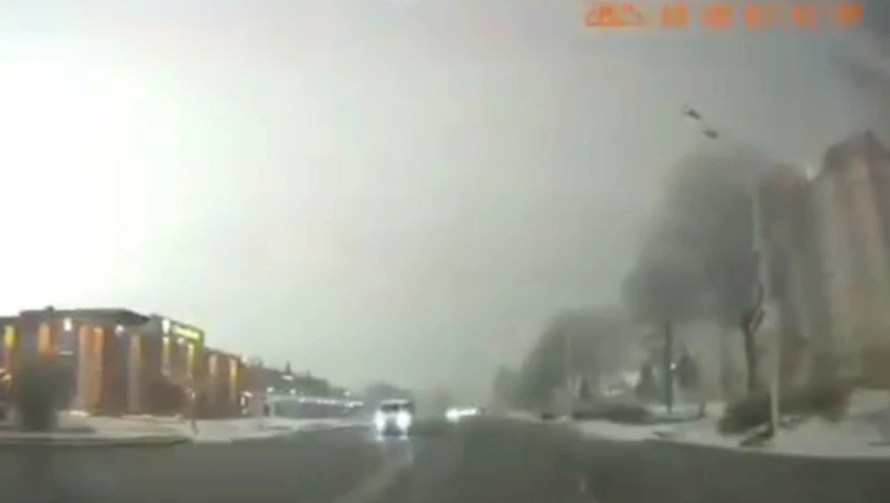 Вспышка в Южно-Сахалинске попала на видео очевидцев