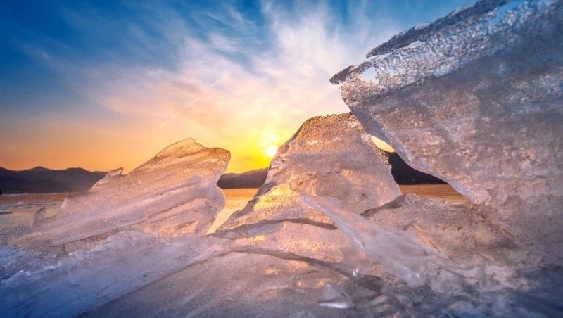«Скрытые трещины под снегом»: сахалинских рыбаков предупредили об опасности выхода на лед 10 марта
