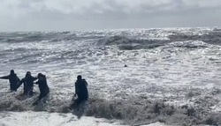 Рыбаков с сетками унесло в море в Поронайском районе — соцсети