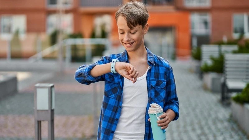 Сахалинским школьникам покупают смарт-часы к началу учебного года