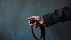 Заставила съесть окурки: приемная мать из Пермского края истязала троих детей