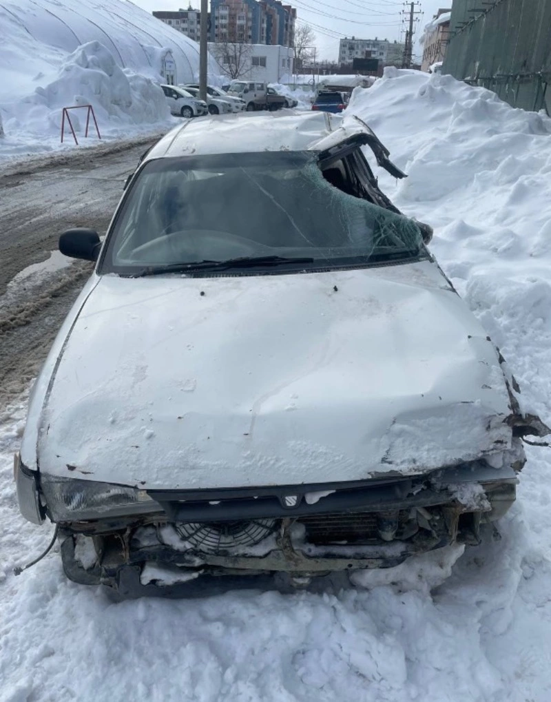 В Южно-Сахалинске погрузчик откопал в сугробе автомобиль