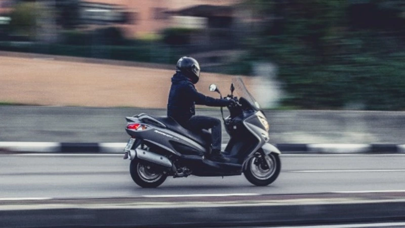 Молодой водитель мопеда без прав врезался в Toyota на повороте в Макаров