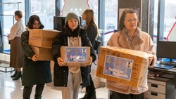 Партию одежды отправили бойцам СВО студенты Сахалинского техникумы сервиса
