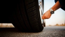 В Тымовском районе 17-летний парень украл колеса у машины и продал знакомым