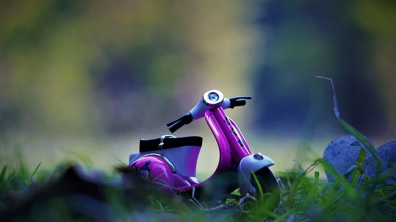 В Поронайске подросток без прав катался на мопеде и устроил аварию