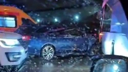 Автобус и легковушка столкнулись в районе «Зодчего» в Южно-Сахалинске