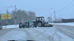 Минивэн врезался в трактор на перекрестке в Южно-Сахалинске
