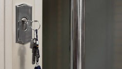 Собачник из Поронайска захламил квартиру и чуть не сжег соседей