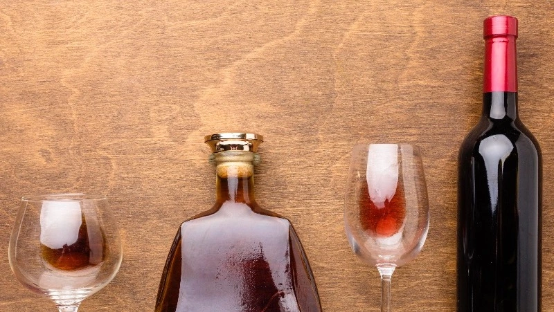 Рецидивист в Долинске вынес из магазина бутылку элитного алкоголя за 24 тысячи