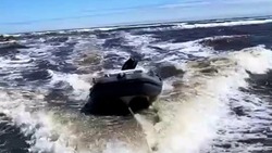 Сотрудники МЧС спасли перевернувшихся на лодке рыбаков в устье Найбы