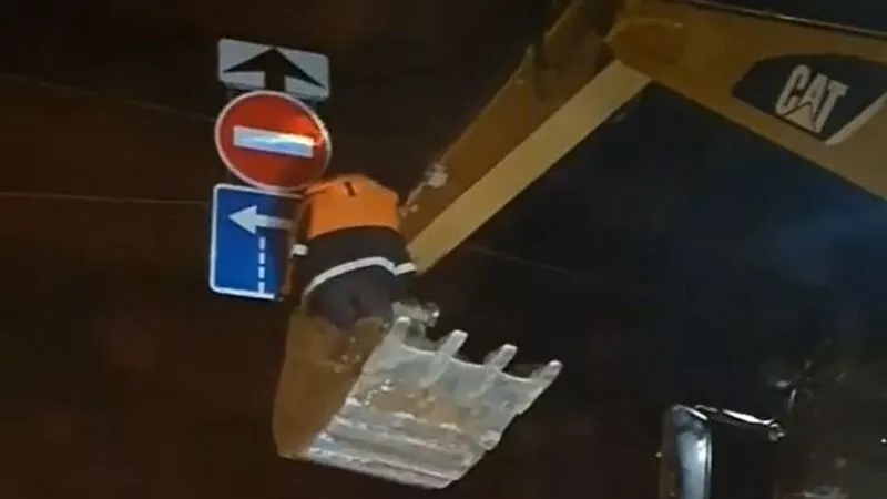 В Южно-Сахалинске рабочие использовали экскаватор вместо автокрана