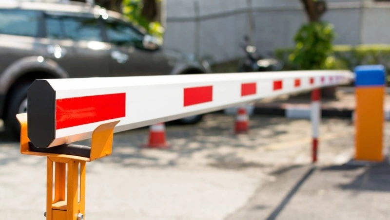 Южно-сахалинское ТСЖ заставляют убрать шлагбаум и ограждение на проспекте Мира