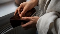 Жительница Долинска украла из кошелька пенсионера 11 тысяч рублей 