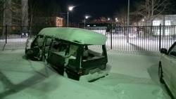 Разбитый авто бросили гнить у детсада в Охе