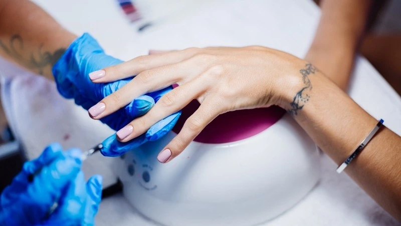 Лунный календарь маникюра на апрель 2025 года: когда лучше делать, а когда – подождать