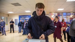 На избирательном участке в Курильске поздравили четырехсотого посетителя 