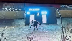 Малолетние хулиганы обмотались туалетной бумагой и били стекла в Корсакове