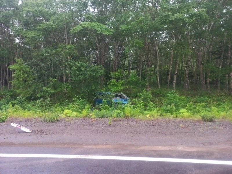 Микроавтобус перевернулся в канаву на Южных Курилах: пострадали два человека