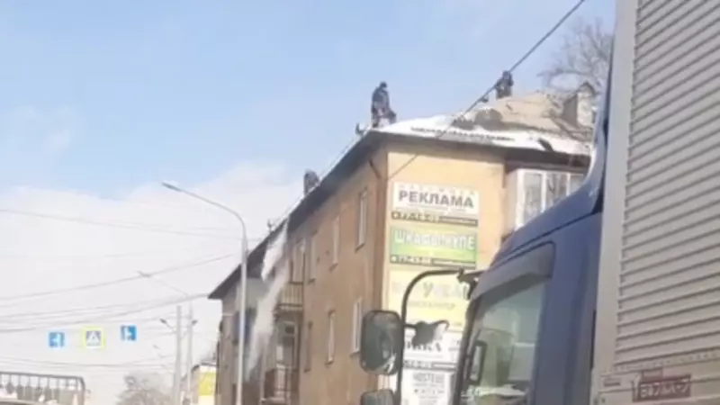 Трое мужчин в Южно-Сахалинске решили проверить удачу на скользкой крыше третьего этажа