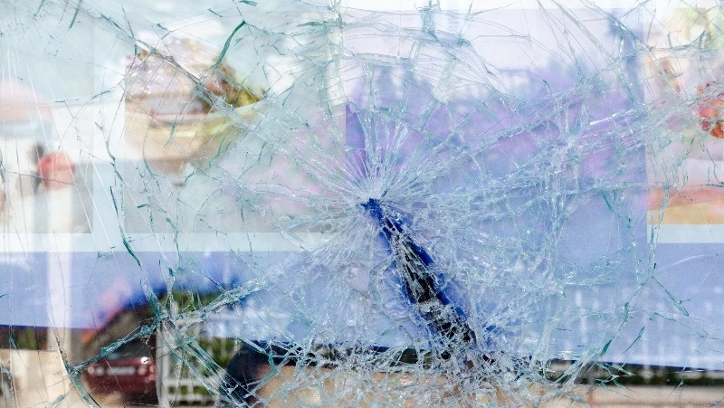 Пьяный сахалинец из мести разбил окно соседа и получил «уголовку»