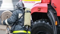 Пожарные почти 10 минут тушили горящую машину в Южно-Сахалинске