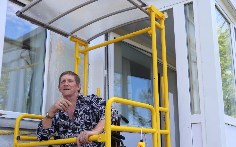 Механический подъемник оборудовали для инвалида-колясочника на Сахалине 